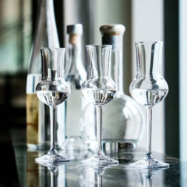 Gläser und Flaschen mit Grappa von Cà Del Piemonte