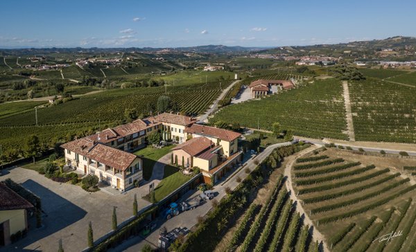 Hauptsitz Weinproduzent Cordero Di Montezemolo von Cà del Piemonte